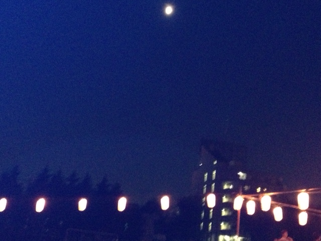 高円寺中学から見上げた盆おどりを照らす月