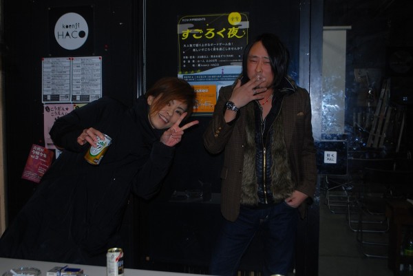 高円寺MUSIC VIBE会場前にてドラゴン川本貴弘監督（右）と監修のrieさん（左）
